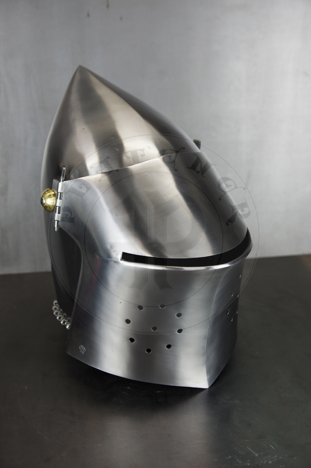 The bascinet based on original from Burgos combined with three visors: Loewenburg, Churburg CH16 and a plow like visor. Each visor is raised without welding. Hand engraved brass caps for the hinge's rivets. All hardened and tempered up to 34 HRC./ Basinet wzorowany na oryginale z Burgos w poczeniu z trzema zasonami: Loewenburg, Churburg CH16 i zasonie typu pug lub tzw. abi pysk. Kada z zason wykuta bez spawania. Rcznie grawerowane mosine nakadki na nity od zawiasw zasony. Wszystkie elementy hartowane i odpuszczany do 34 HRC.